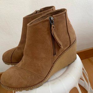 TOMS Avery Wedge Booties - Brown
